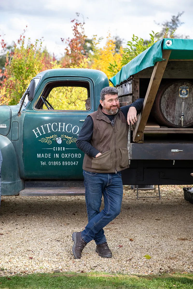 Camionnette Hitchcox Cider avec un membre de l'équipe en tenue décontractée