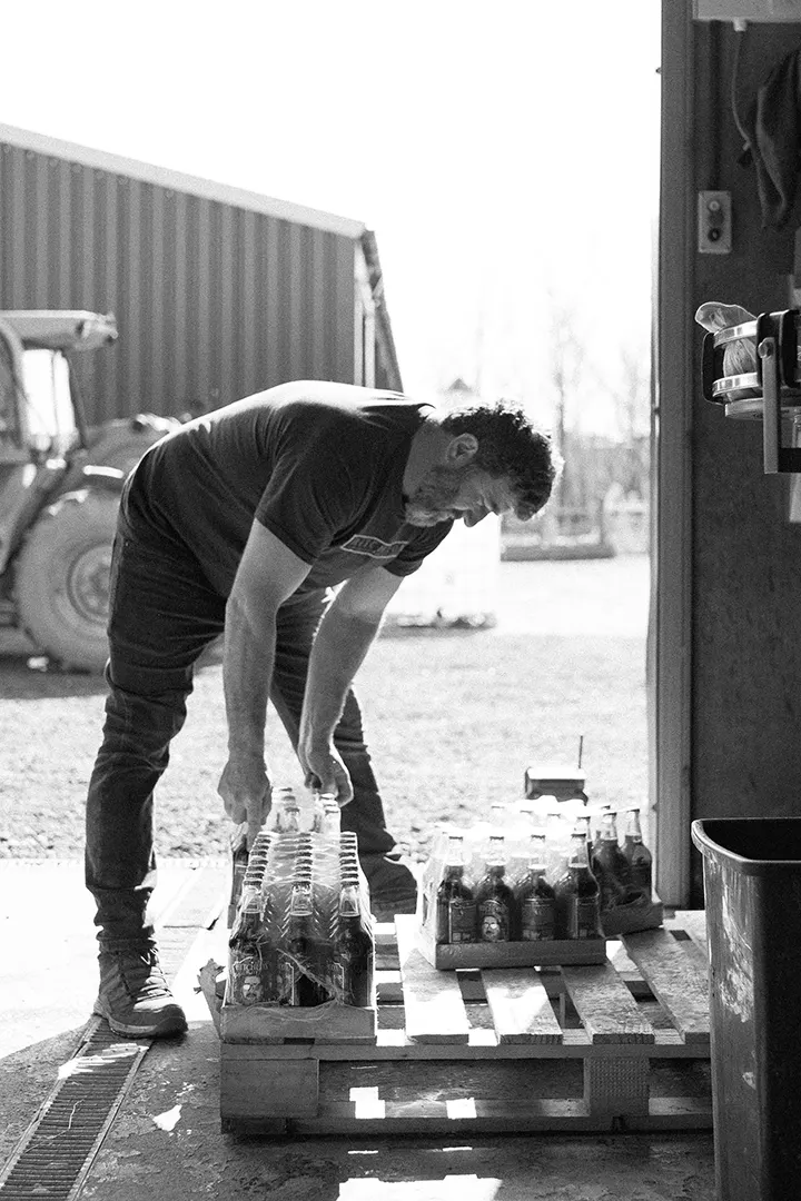 Toby avec des bouteilles de cidre artisanal Hitchcox