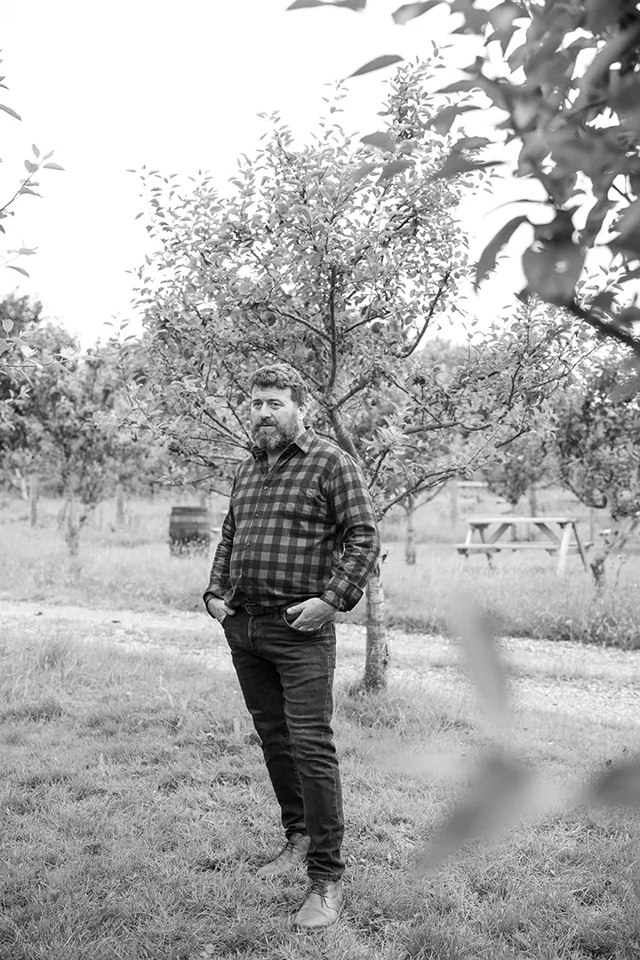Photo en noir et blanc de Toby Hitchcox avec un cidre